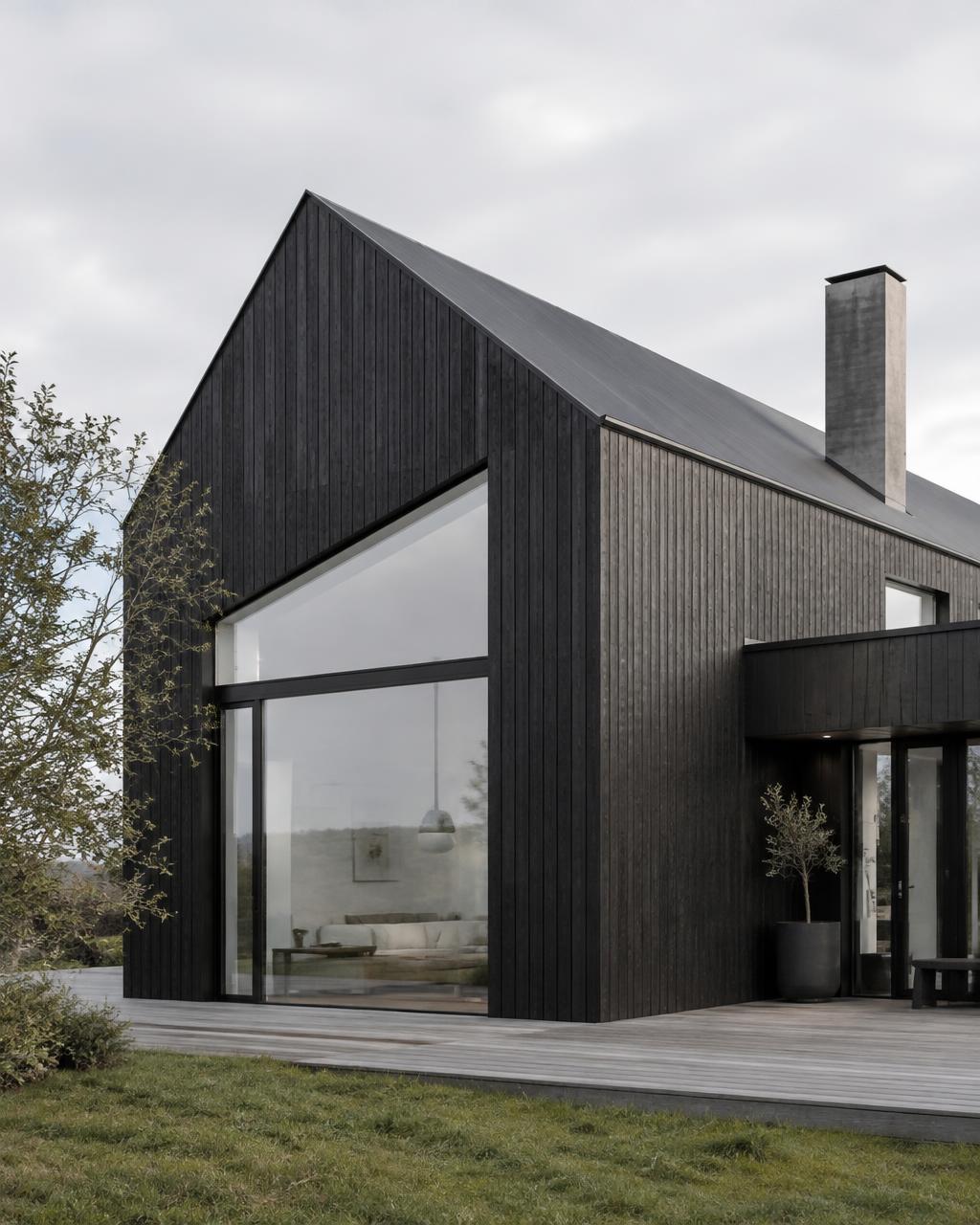 Moderne hus beklædt med sort træ