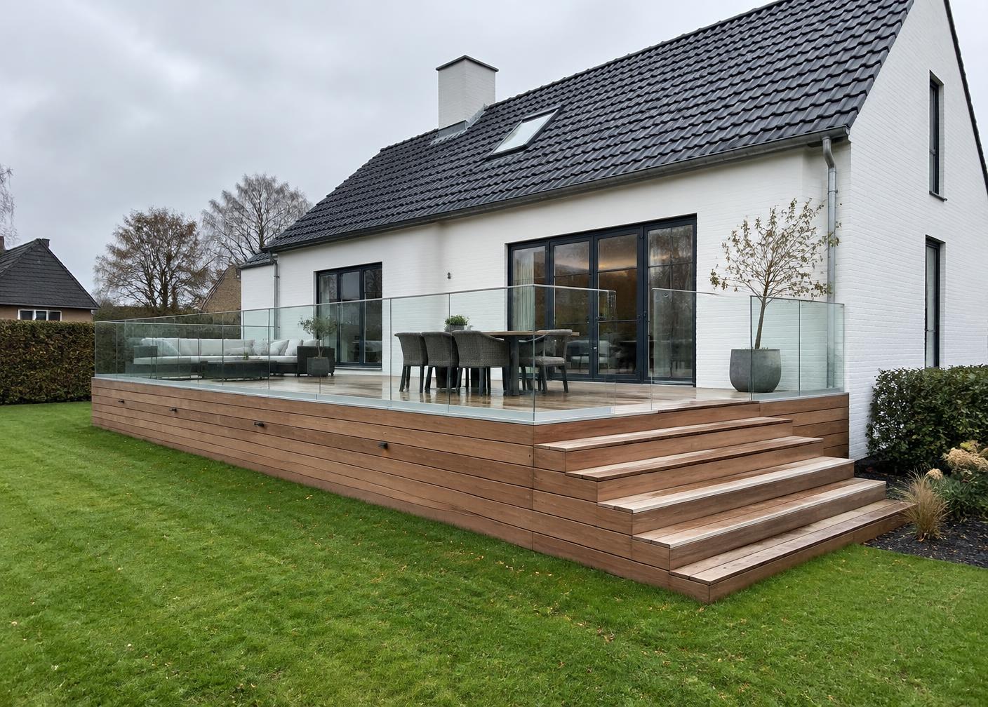 Hævet terrasse med glasværn